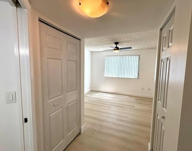 100 Crestwood Court N - Photo Thumbnail 11