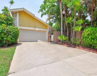 7813 Kenway Place W - Photo Thumbnail 3