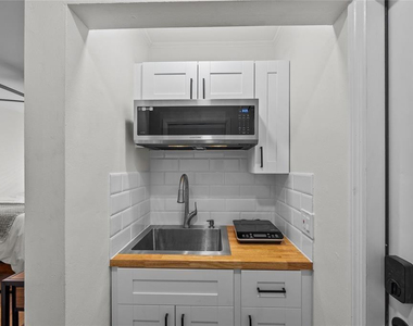 1437 Ne 30th Court - Photo Thumbnail 1