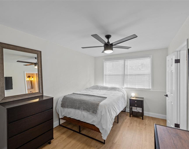 1437 Ne 30th Court - Photo Thumbnail 3