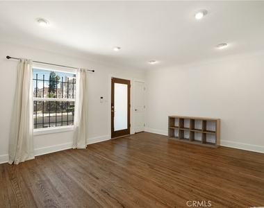 5152 Romaine Street - Photo Thumbnail 3