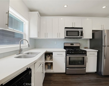 5152 Romaine Street - Photo Thumbnail 7