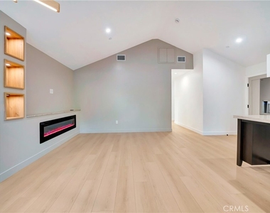 15741 Valerio St - Photo Thumbnail 3