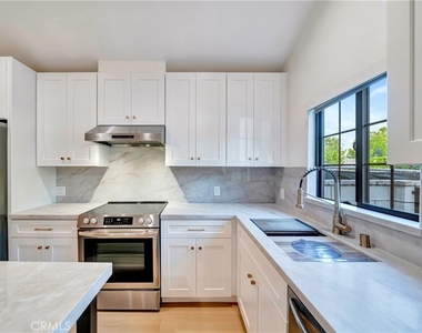 15741 Valerio St - Photo Thumbnail 8