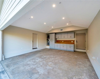 15741 Valerio St - Photo Thumbnail 24