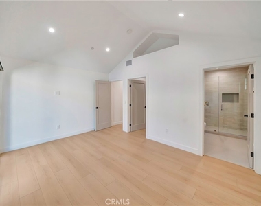15741 Valerio St - Photo Thumbnail 20