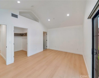 15741 Valerio St - Photo Thumbnail 21