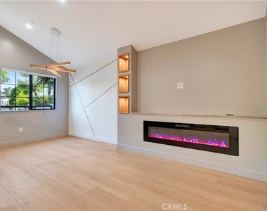 15741 Valerio St - Photo Thumbnail 4