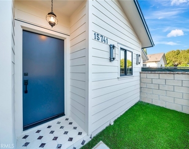 15741 Valerio St - Photo Thumbnail 27
