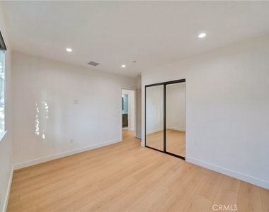 15741 Valerio St - Photo Thumbnail 17