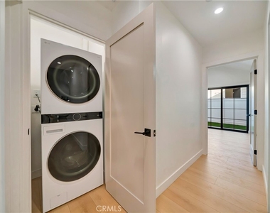 15741 Valerio St - Photo Thumbnail 18