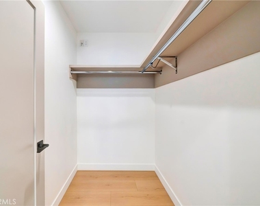 15741 Valerio St - Photo Thumbnail 22