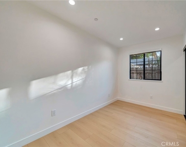 15741 Valerio St - Photo Thumbnail 13