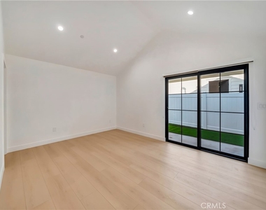15741 Valerio St - Photo Thumbnail 19