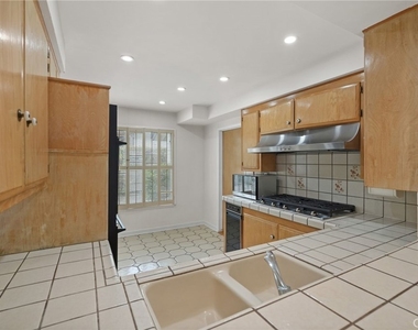 11803 Gerald Avenue - Photo Thumbnail 12