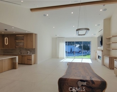5061 Woodley - Photo Thumbnail 4