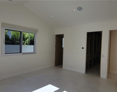 5061 Woodley - Photo Thumbnail 12