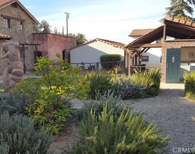 529 Walnut Avenue - Photo Thumbnail 10