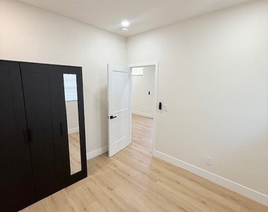 5646 Andasol Avenue - Photo Thumbnail 11
