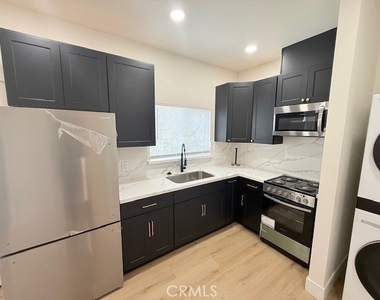 5646 Andasol Avenue - Photo Thumbnail 2