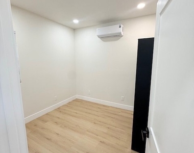 5646 Andasol Avenue - Photo Thumbnail 10