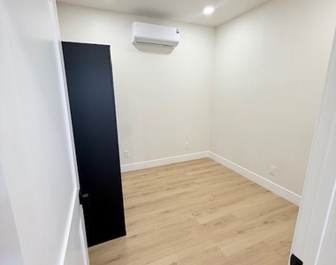 5646 Andasol Avenue - Photo Thumbnail 7