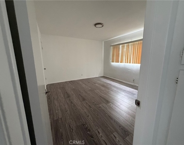 423 S Le Doux Rd - Photo Thumbnail 10