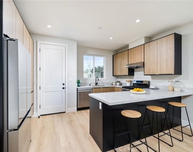 798 N Amelia Avenue - Photo Thumbnail 7