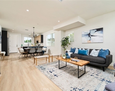 798 N Amelia Avenue - Photo Thumbnail 5