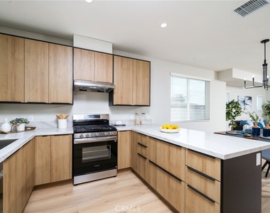 798 N Amelia Avenue - Photo Thumbnail 10