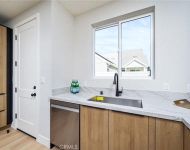 798 N Amelia Avenue - Photo Thumbnail 11