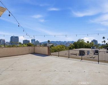 321 E Stocker - Photo Thumbnail 4