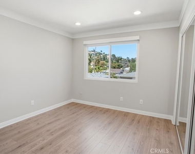 321 E Stocker - Photo Thumbnail 11