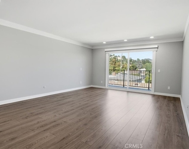321 E Stocker - Photo Thumbnail 8