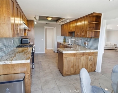 321 E Stocker - Photo Thumbnail 5