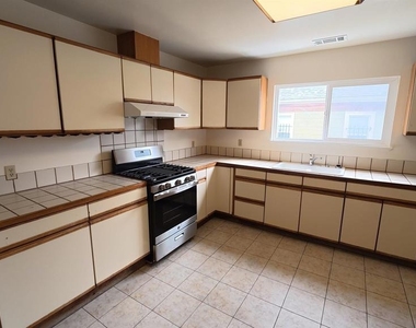 1418 15th Ave - Photo Thumbnail 12