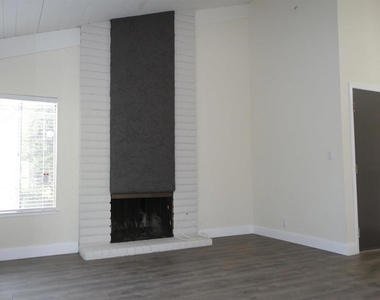 112 Marchbanks Ct - Photo Thumbnail 3