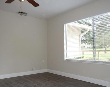 112 Marchbanks Ct - Photo Thumbnail 9