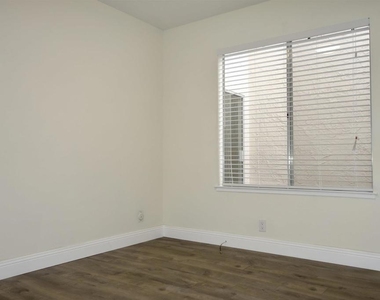 112 Marchbanks Ct - Photo Thumbnail 14