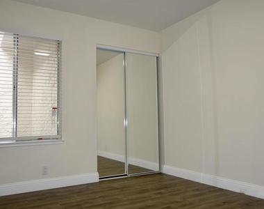 112 Marchbanks Ct - Photo Thumbnail 13