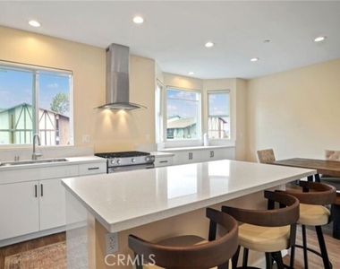 904 Warwick Avenue - Photo Thumbnail 15