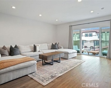 904 Warwick Avenue - Photo Thumbnail 16