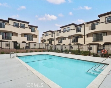 904 Warwick Avenue - Photo Thumbnail 17
