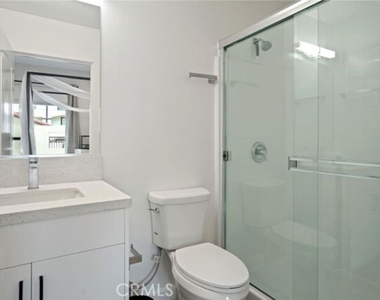 904 Warwick Avenue - Photo Thumbnail 2