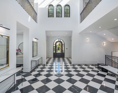 611 N Hillcrest Road - Photo Thumbnail 3