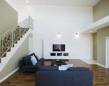 546 N Oxford Avenue - Photo Thumbnail 4