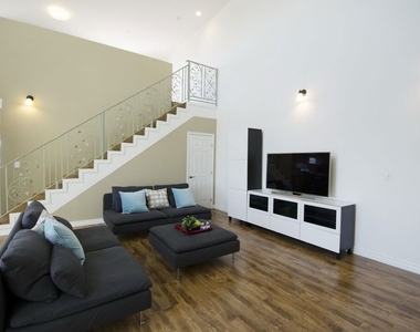 546 N Oxford Avenue - Photo Thumbnail 3