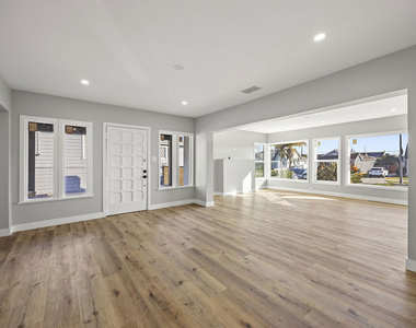 5465 S Victoria Avenue - Photo Thumbnail 2