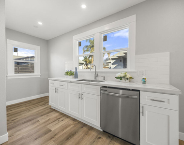5465 S Victoria Avenue - Photo Thumbnail 9