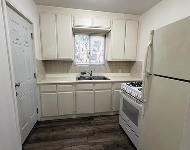 139 S Rosemead Boulevard - Photo Thumbnail 4